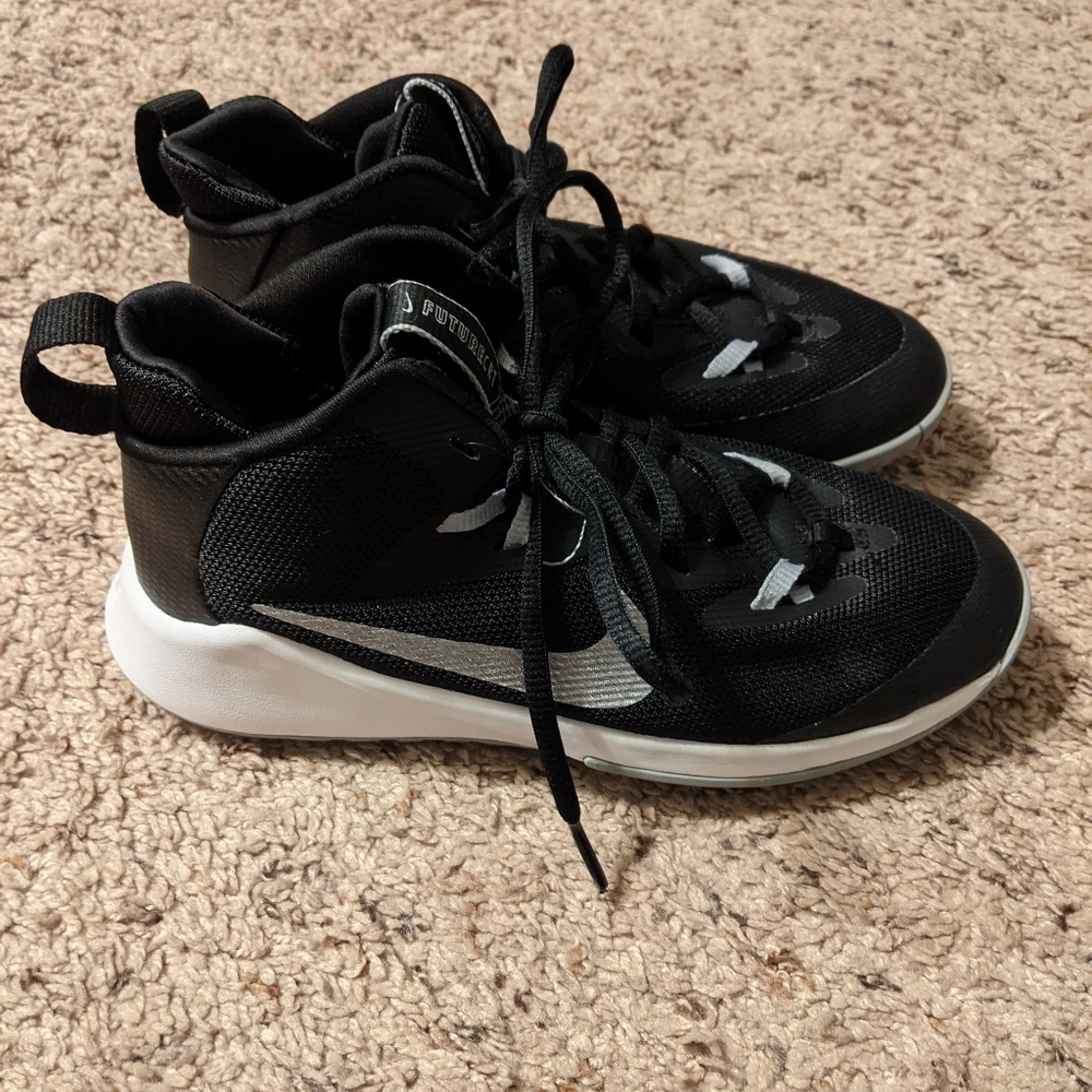 Like new Nike Future CRT Youth Basketball 🏀 Shoes
